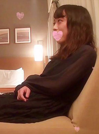 [FC2-PPV-879304] 瞞著事務所扒開小隻馬女大生粉嫩鮑！